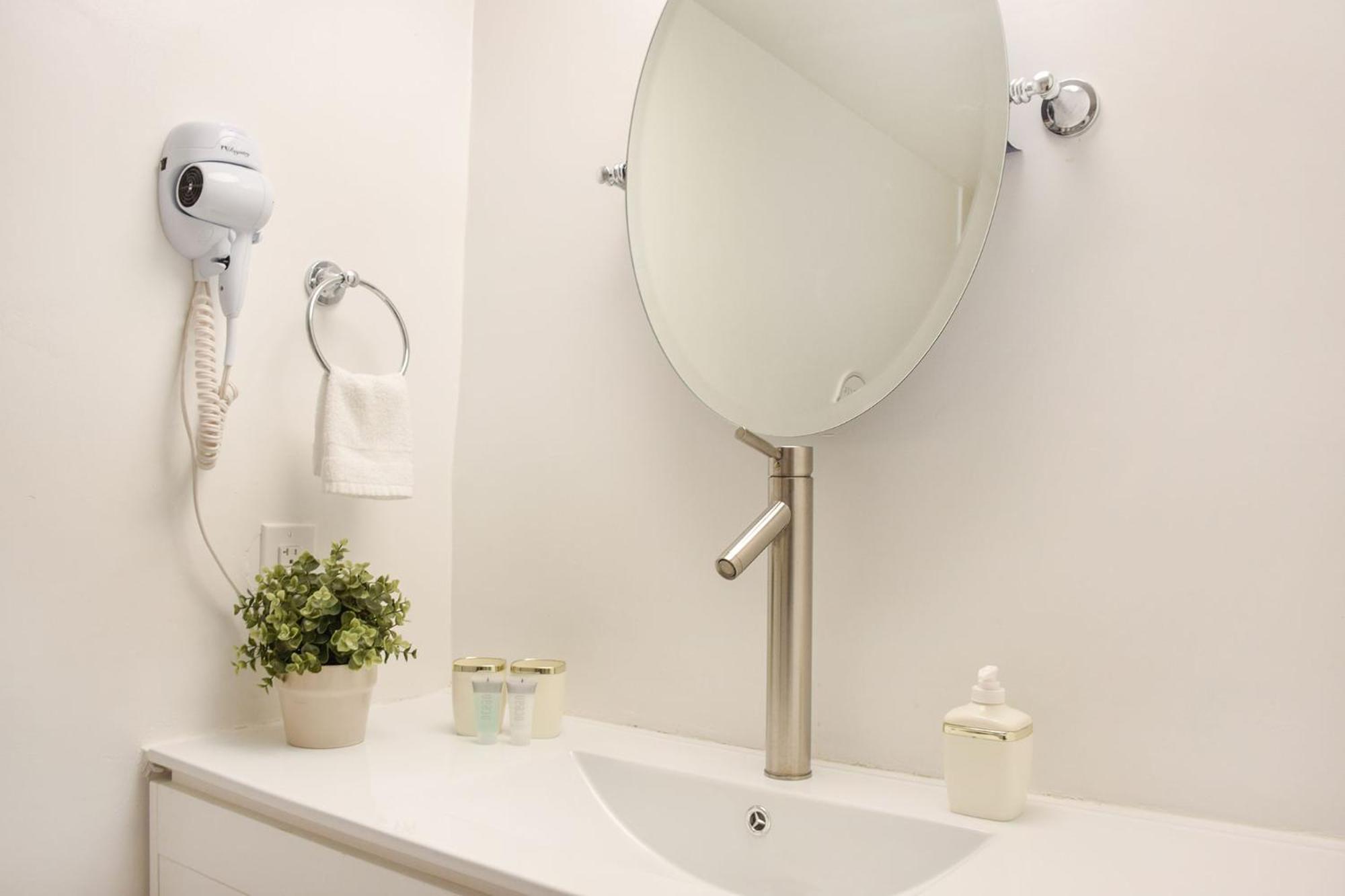 Premier Bayview Suite 3 Bedroom 2 Bath Granite Kitchen