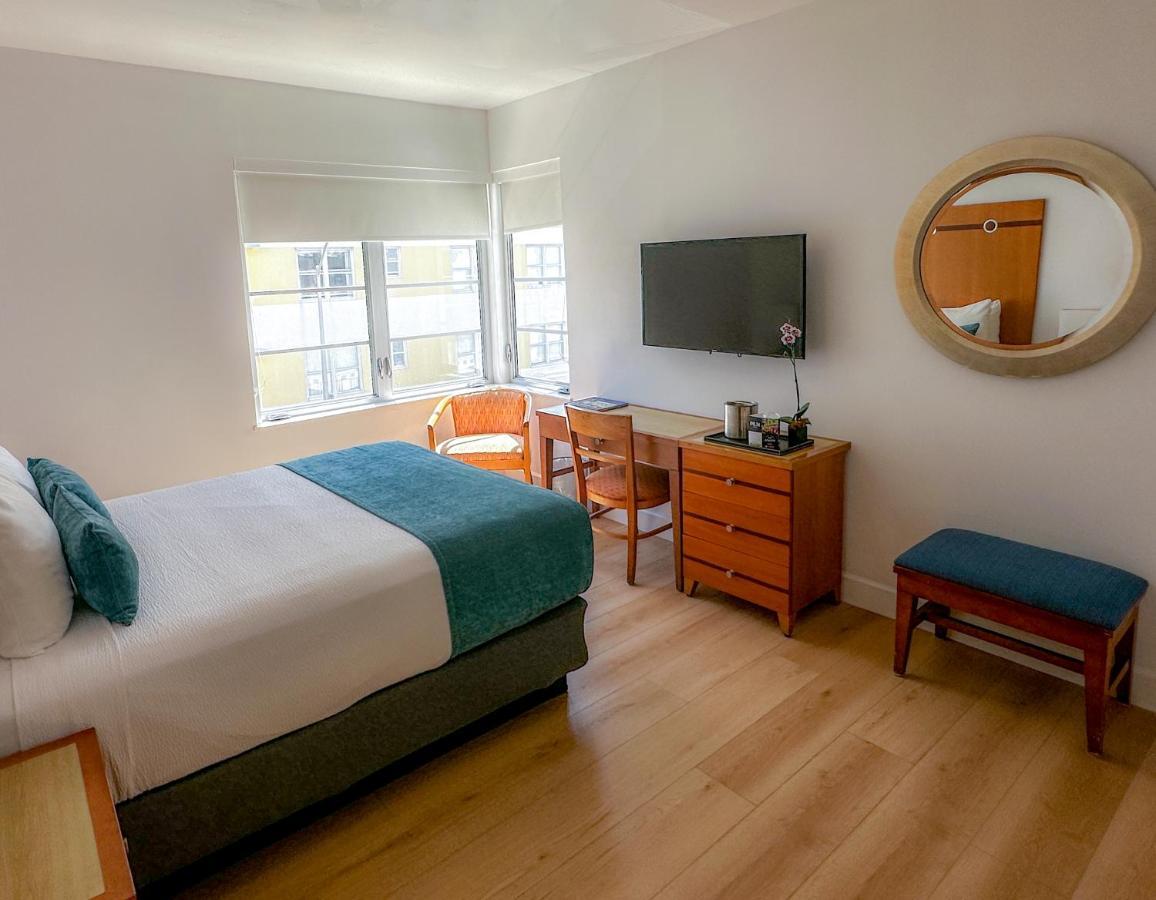 1 Queen Bed Partial Ocean View