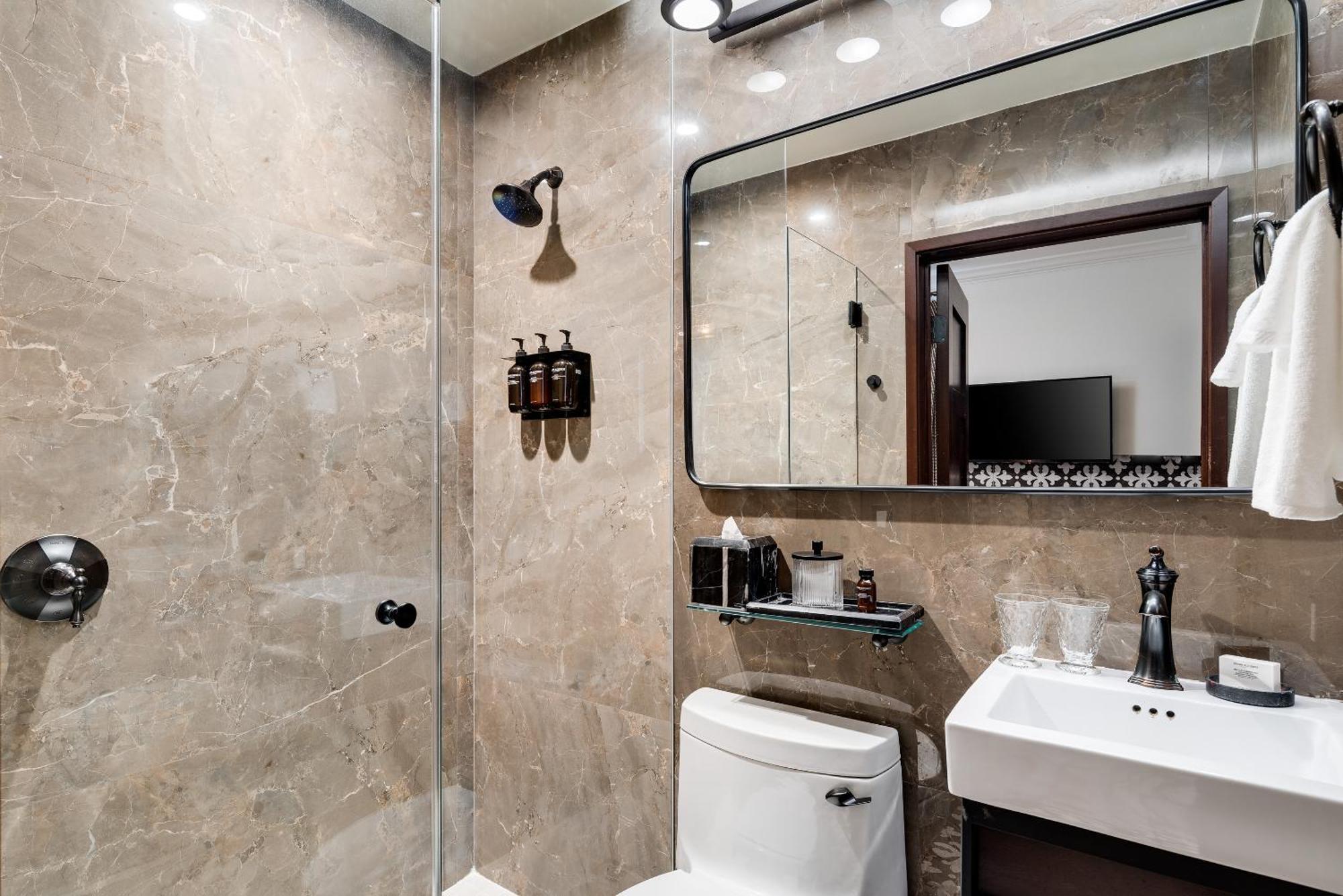 Deluxe King Suite