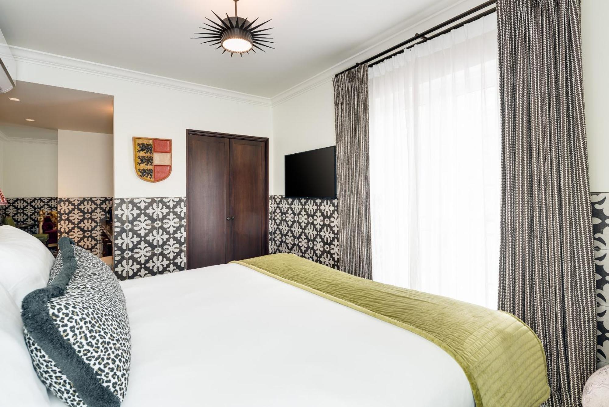 Deluxe King Suite