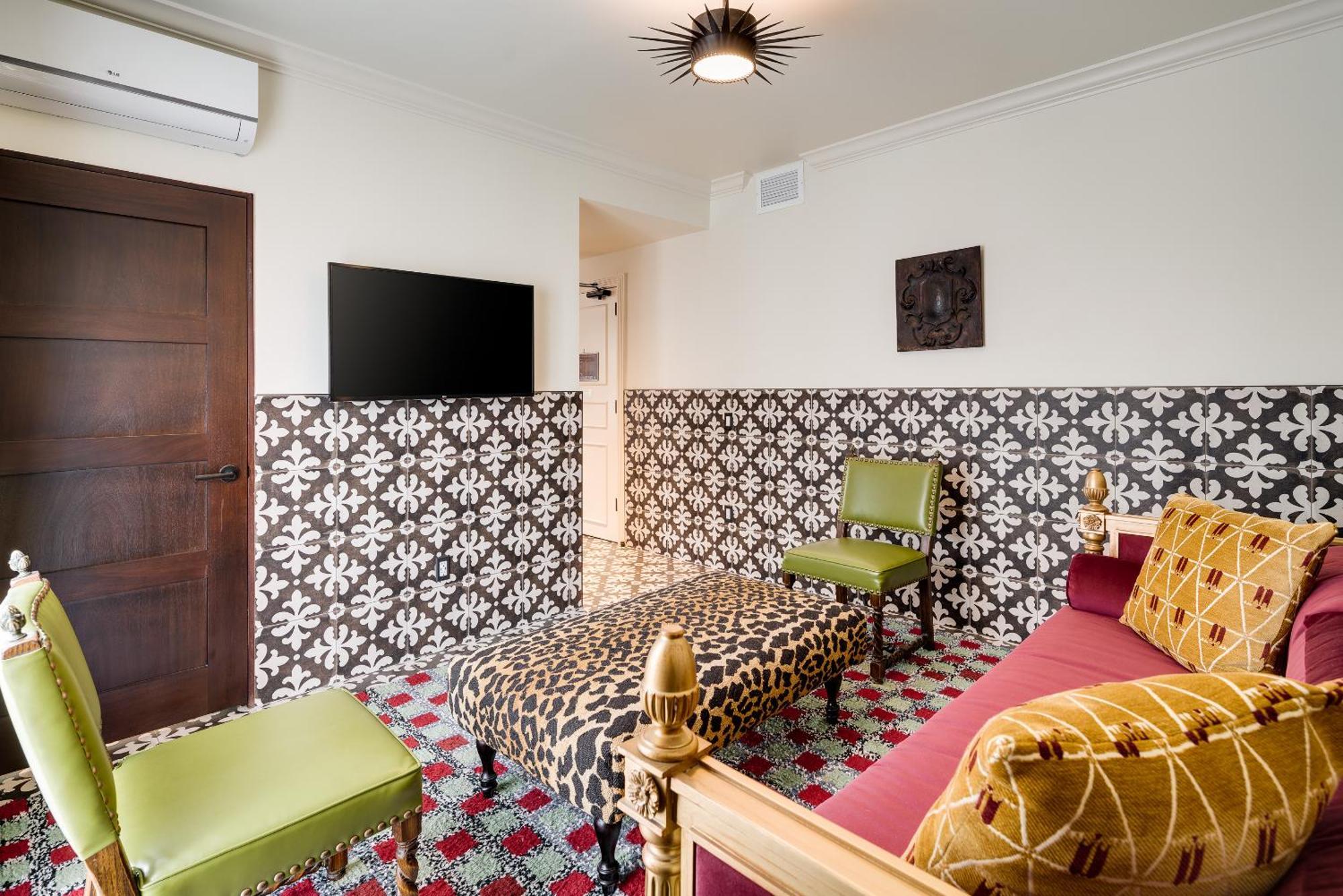 Deluxe King Suite