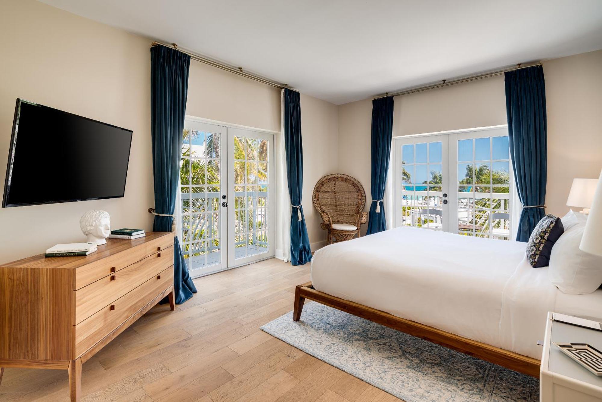 Junior Ocean Front King Suite Balcony