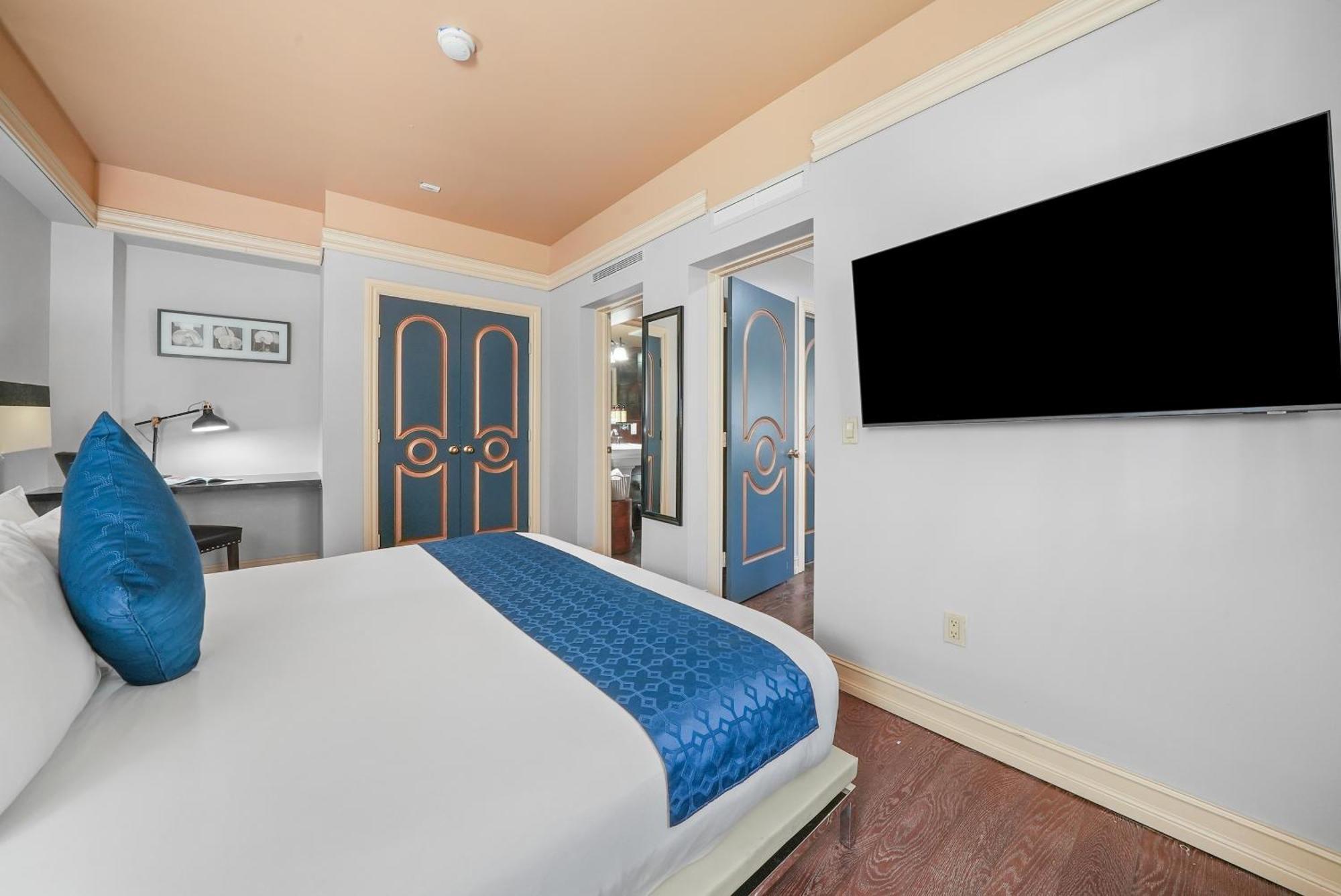 Deluxe One Bedroom King Suite