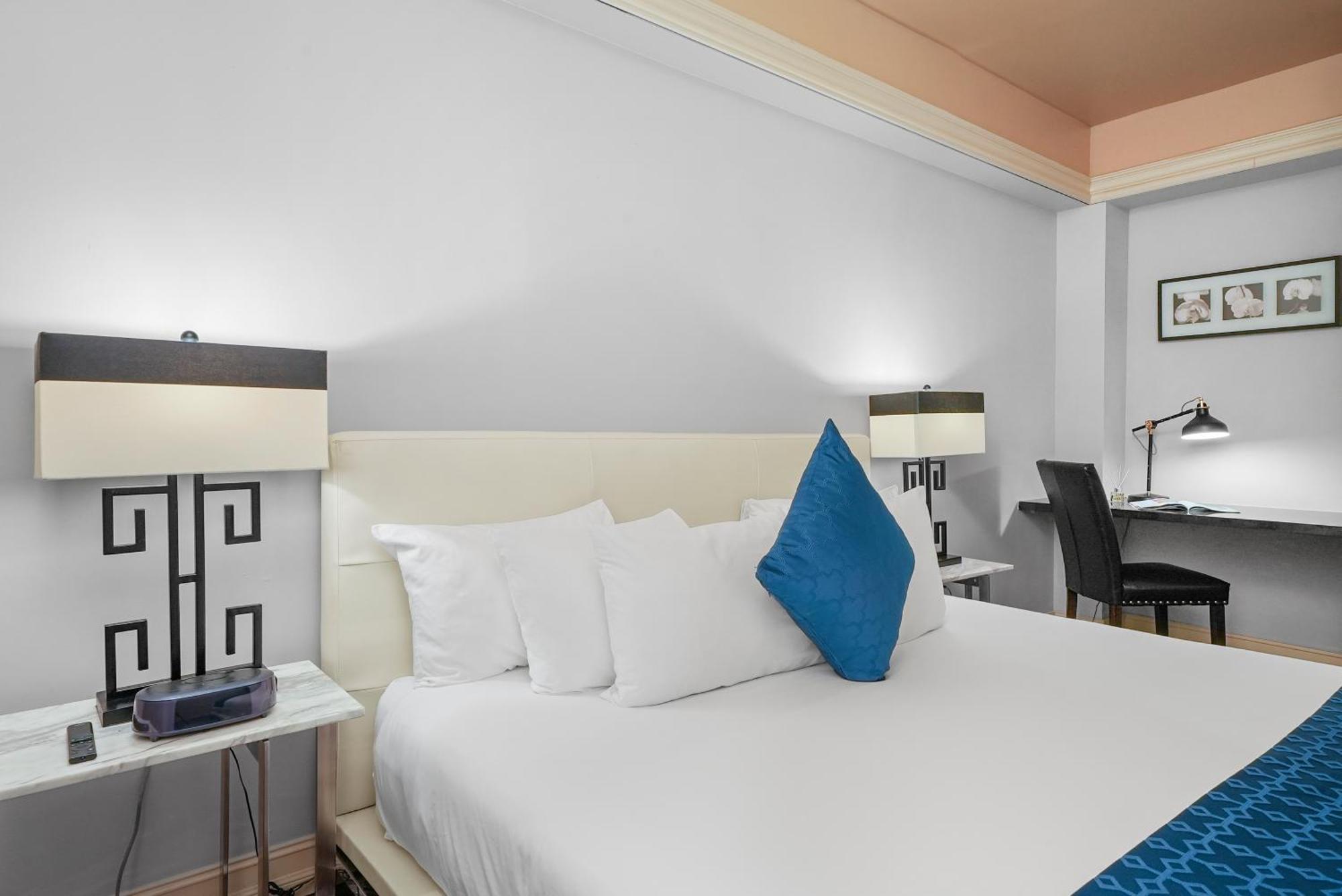 Deluxe One Bedroom King Suite