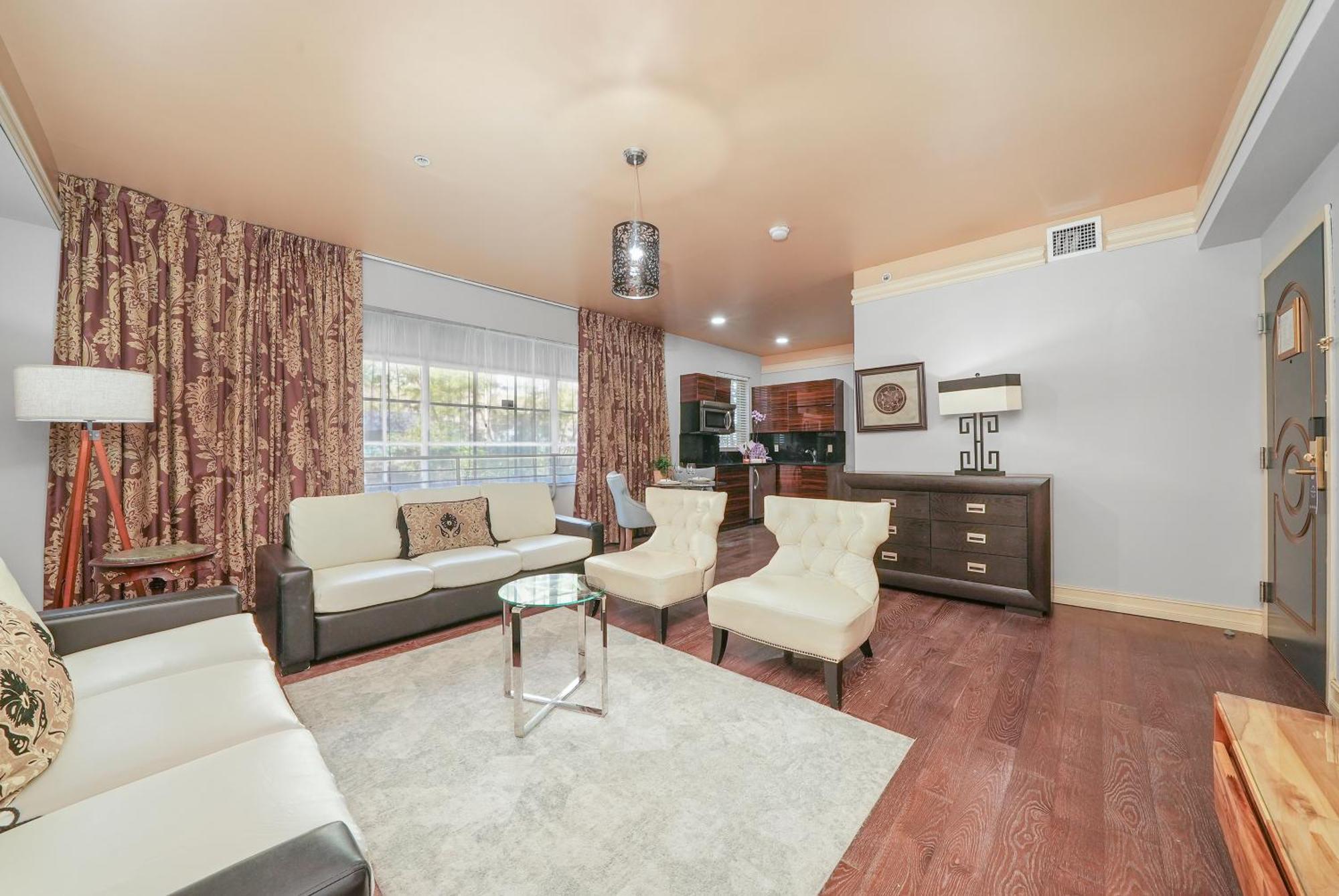Deluxe One Bedroom King Suite