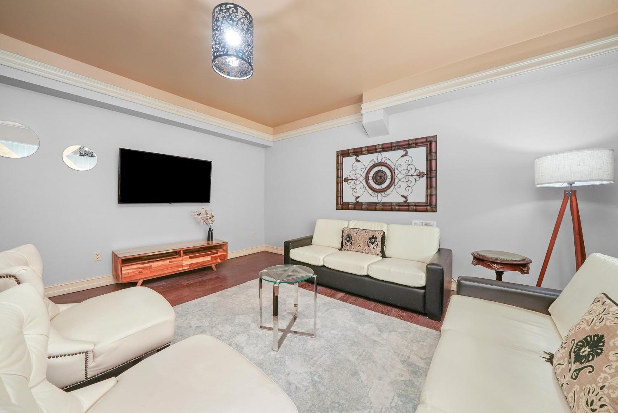 Deluxe One Bedroom King Suite