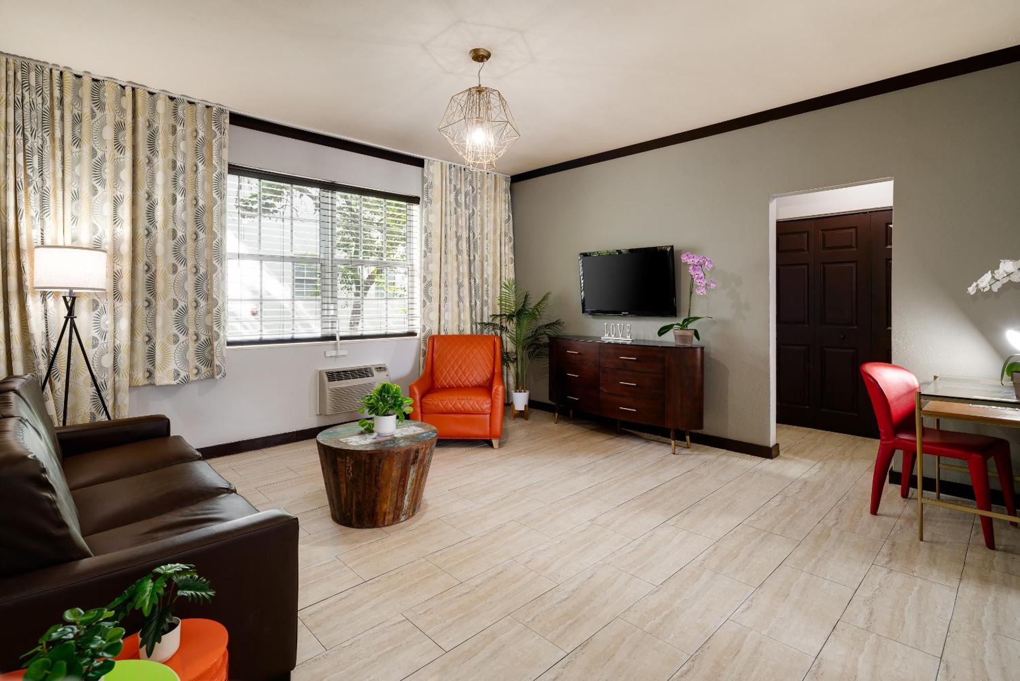Courtyard View One Bedroom Double Queen Suite