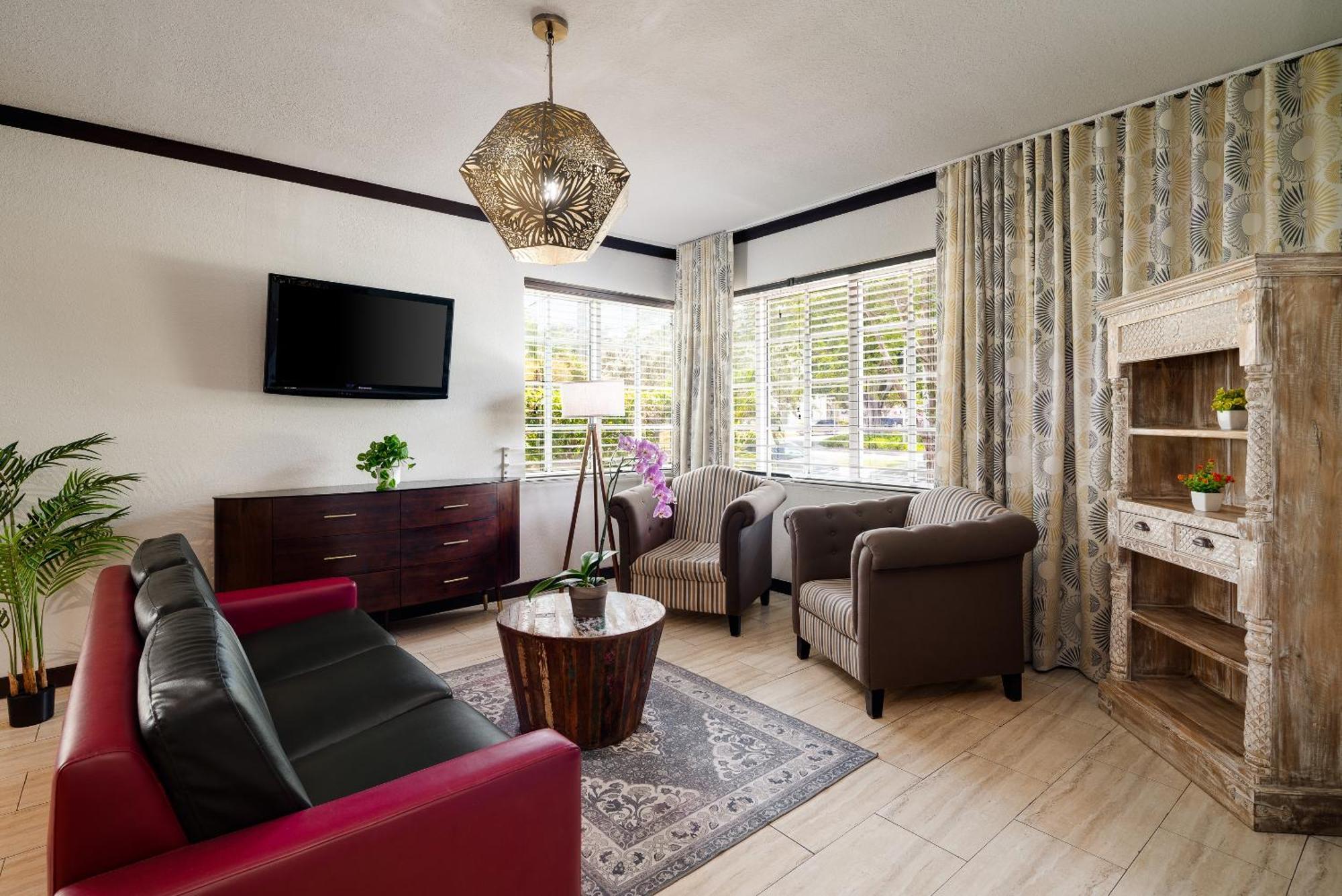 Courtyard View One Bedroom Queen Suite
