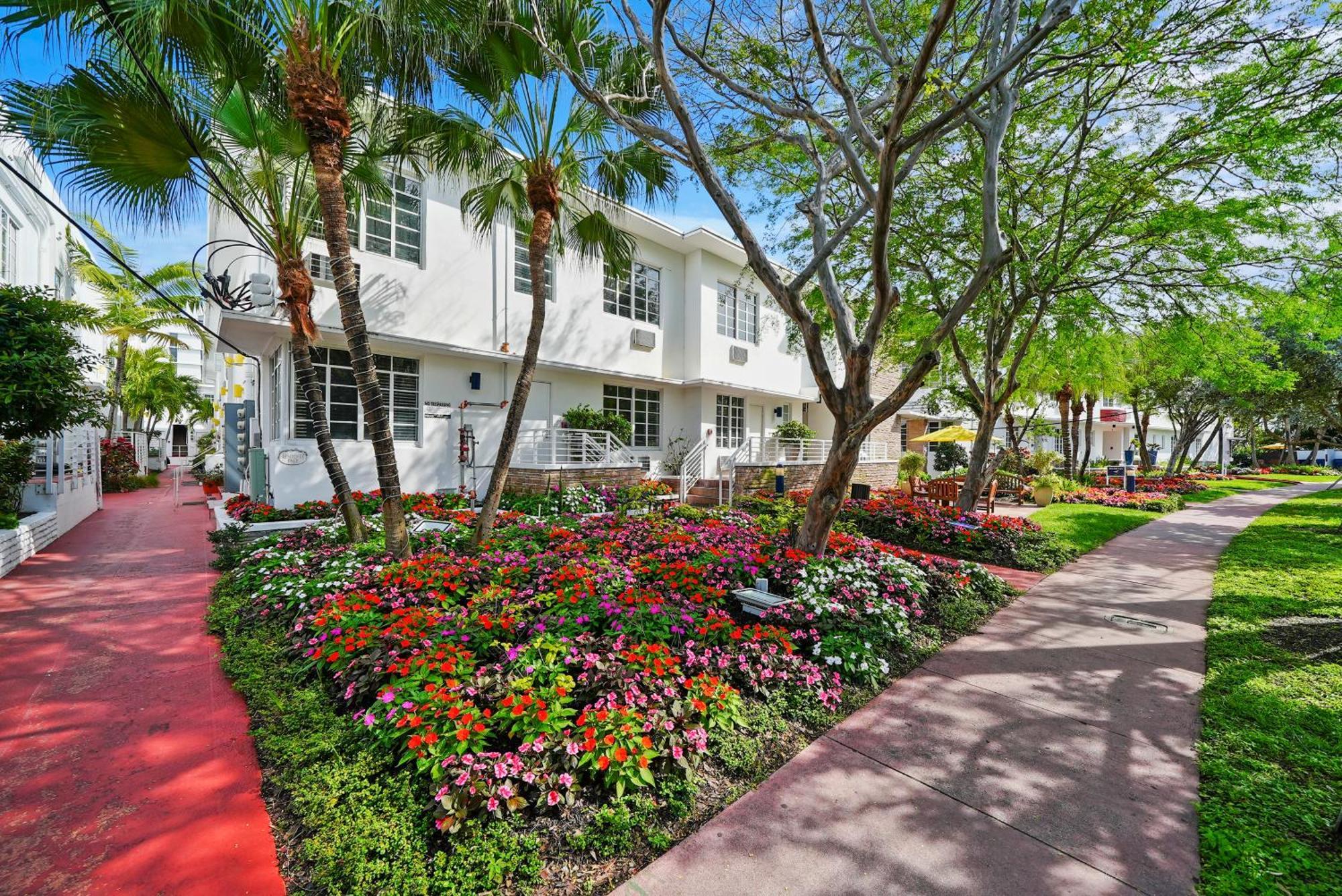 Courtyard View One Bedroom Double Queen Suite