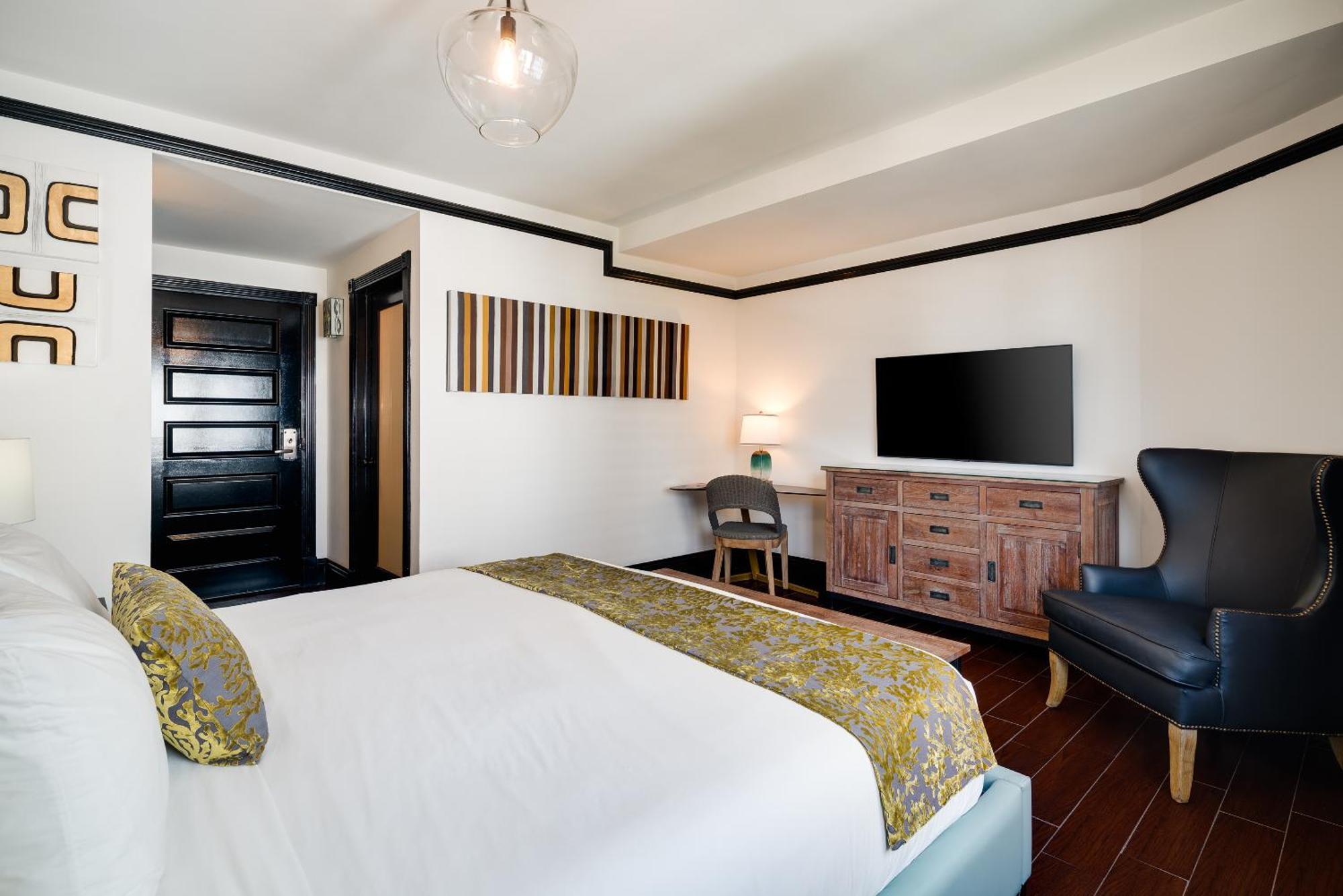 Classic King Pool View Room