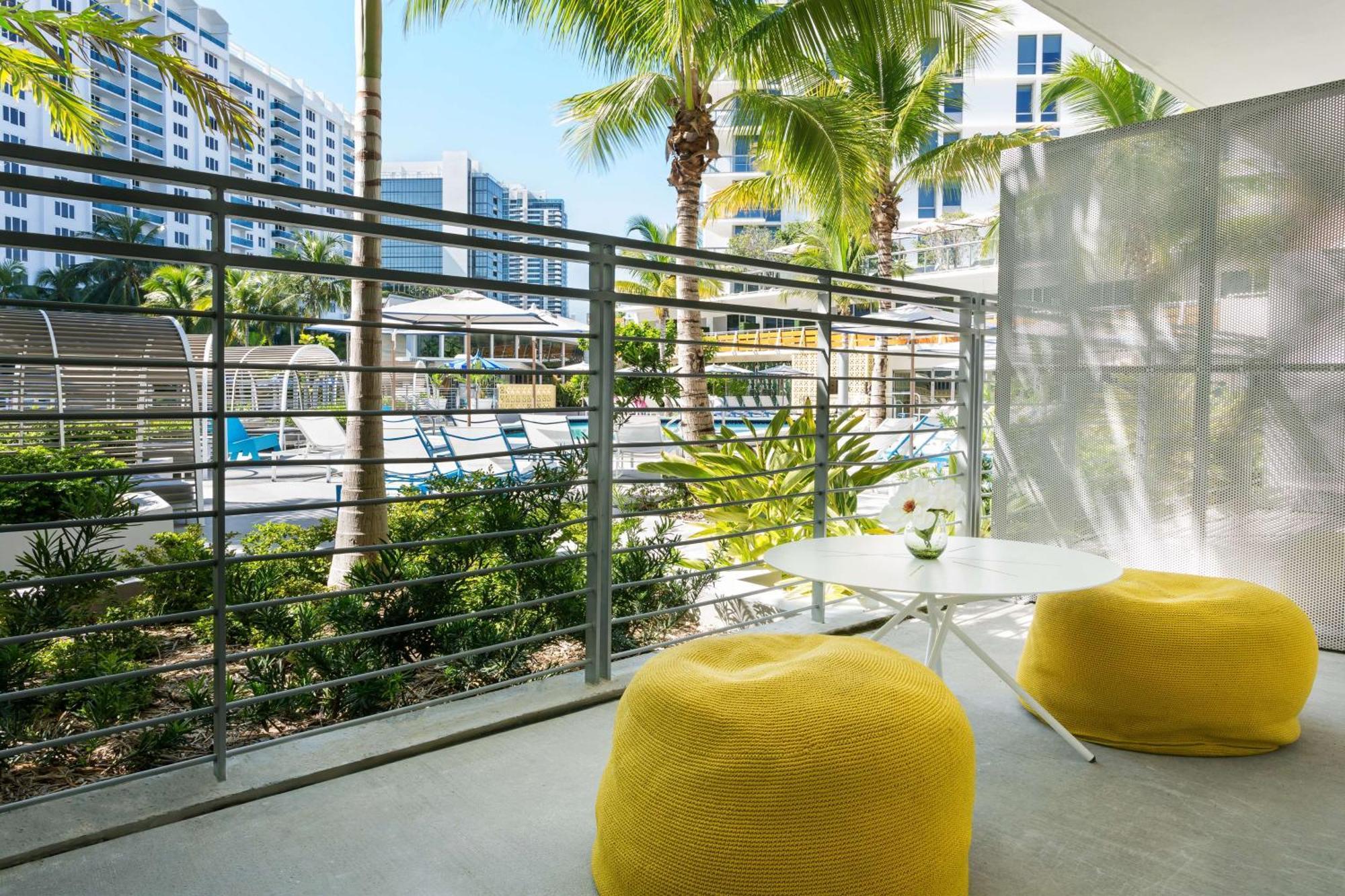 1 KING BALCONY POOL VIEW