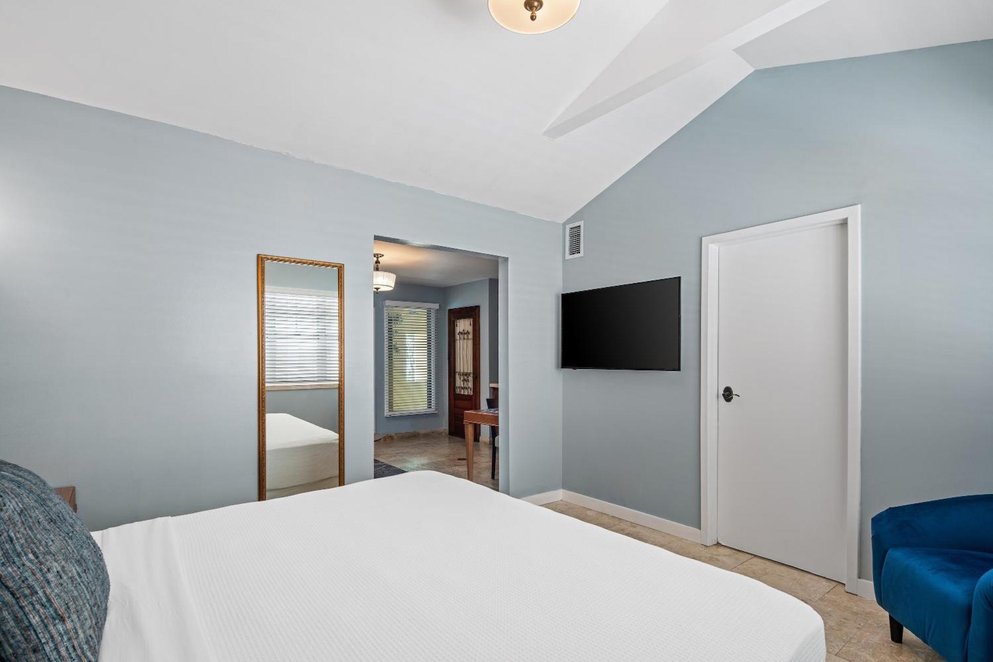 Deluxe King Suite