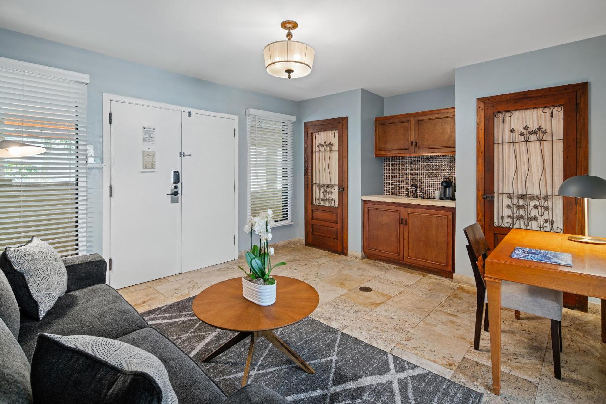 Deluxe King Suite