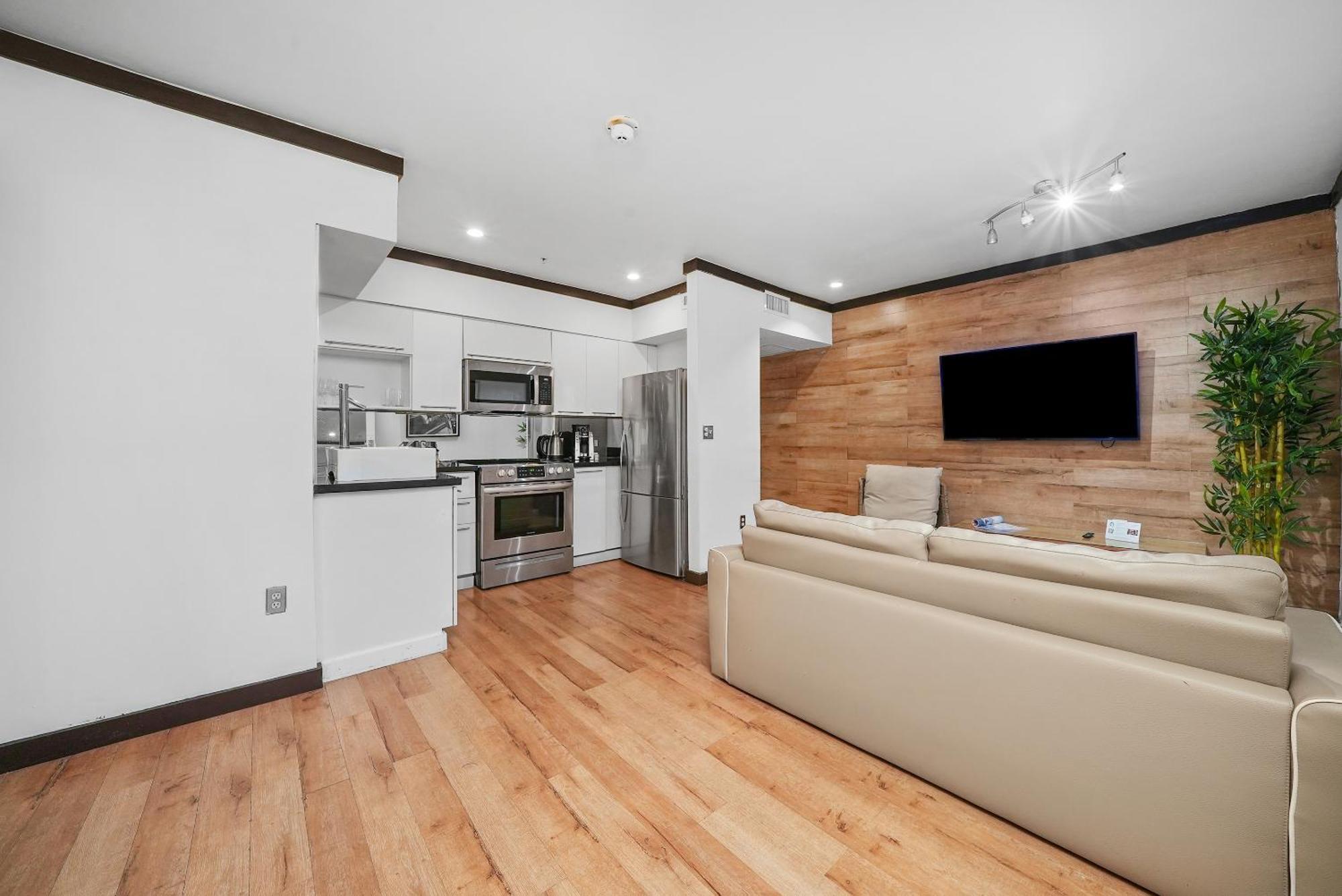 Deluxe One Bedroom King Suite