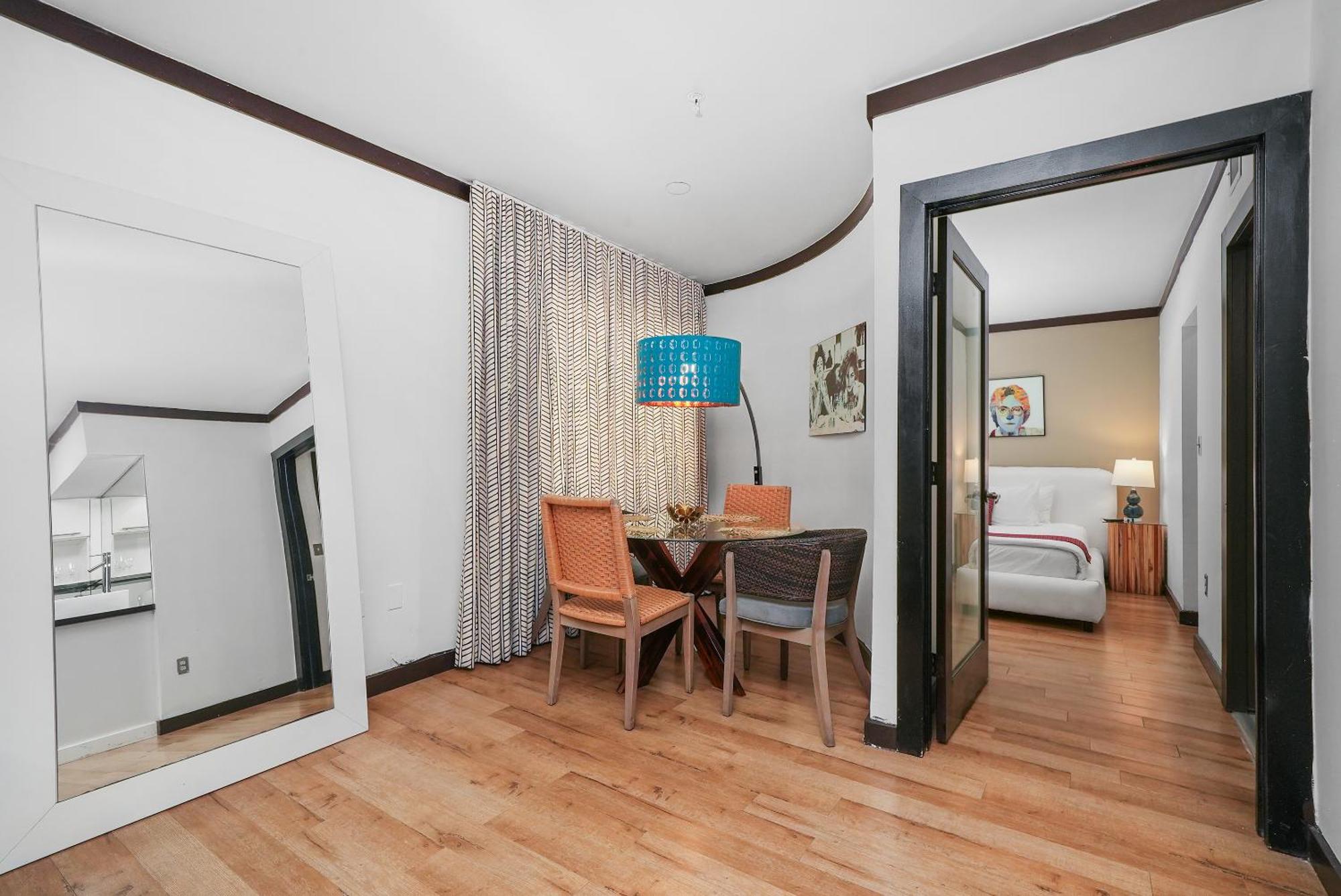 Deluxe One Bedroom King Suite