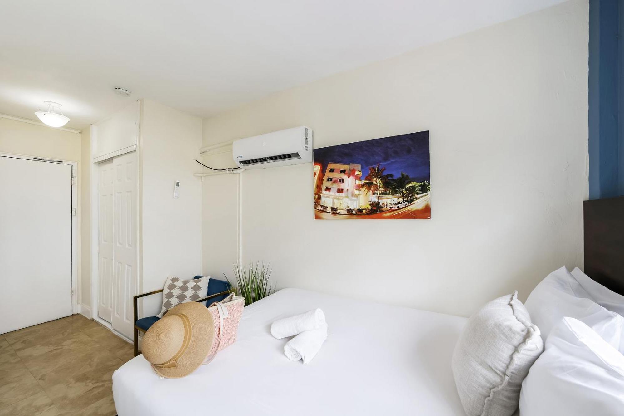 Deluxe Room Two double Beds Suite Ocean View Self Check