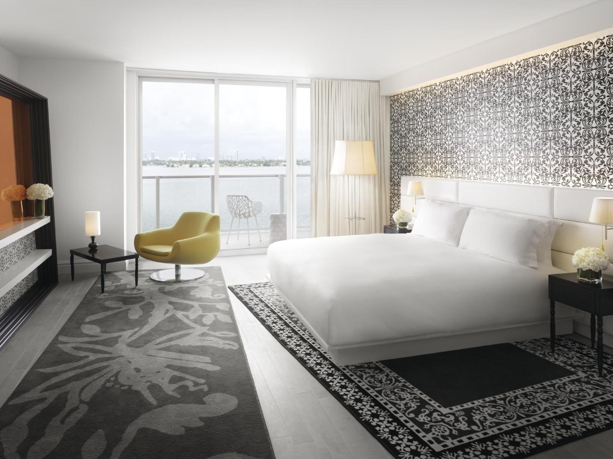 Deluxe Bay View Studio Suite w Balcony