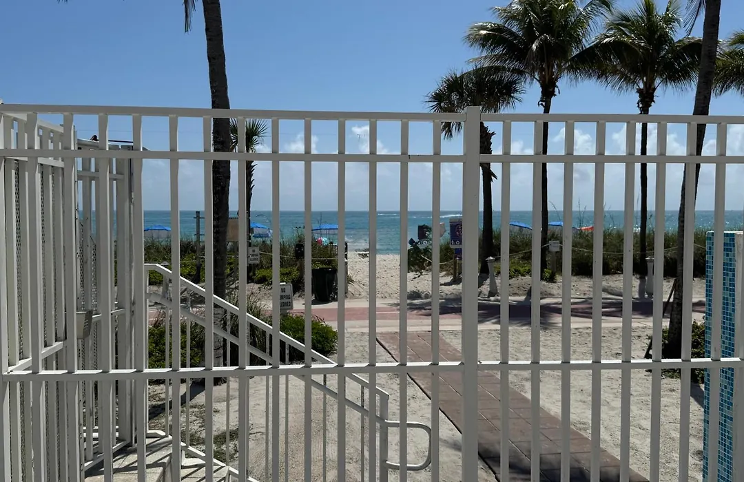 Castle Beach Studio,Tennis Court And Swimming Pool With Beach Access-1